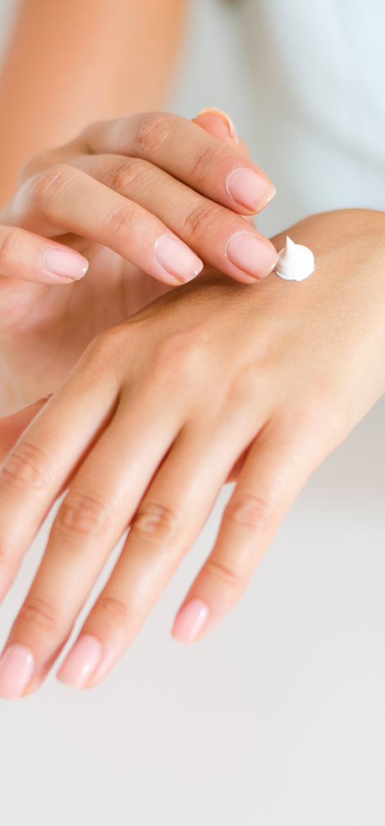 Immagine mani che si spalmano la crema 